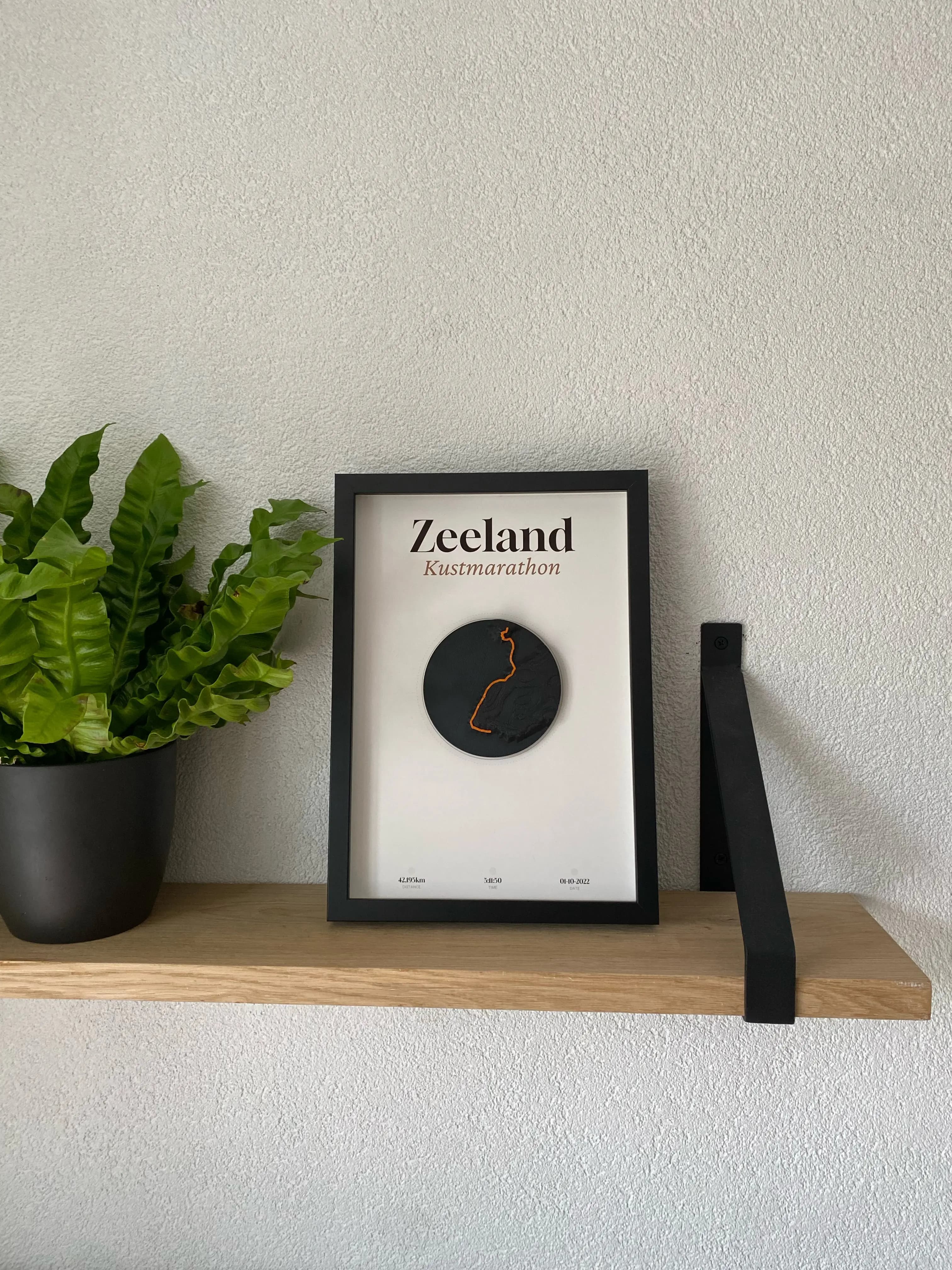 Ingelijste print op een plank